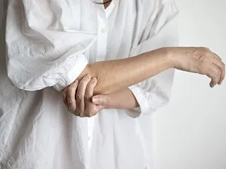 テニスをしていないのに肘が痛む理由とリス…