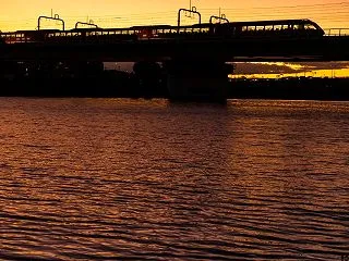 夕暮れに浮かぶロマンスカーGSEのシルエ…