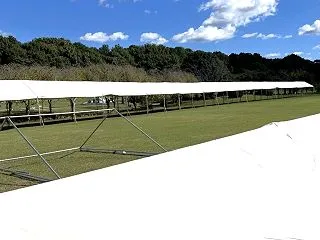 屋外の公園施設で終日設営業務