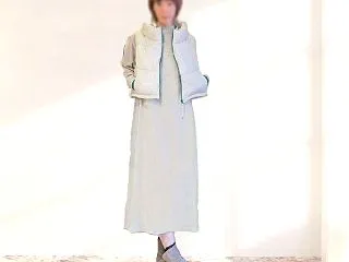 生成りの中綿ベスト×ニットワンピース｜着…