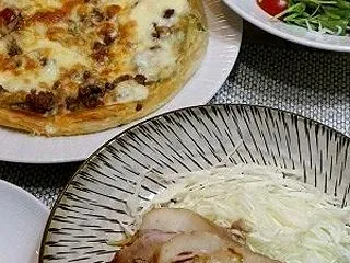 ◆煮豚とピザにシラスサラダでおうちごはん…