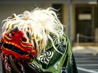 迫力の獅子舞！『金沢駅もてなしドーム鼓門…