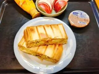 朝食 じゃがいも塩麹蒸しチーズのホットサ…