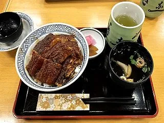 三重県津市「新玉亭」の「特上丼」と「肝吸…