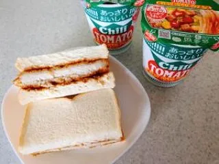 昼食 カツサンドとチリトマトヌードル 2…