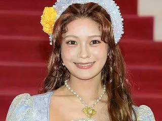 乃木坂46奥田いろは、キャミ姿で手持ち花…