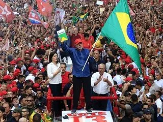 ブラジル大統領選は左派・ルラ氏が再選 敗…
