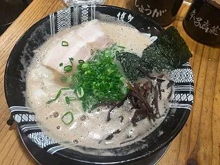 博多祇園の行列豚骨ラーメン／博多一双