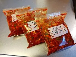 ざく切りの白菜で、我流のキムチを仕込む。