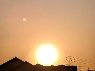 朝日と山々