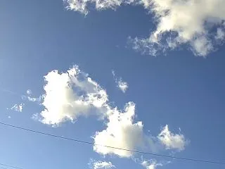 寒気流入 快晴の空にすこしだけ雲