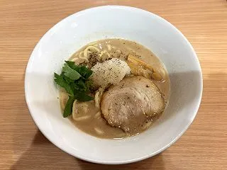 らぁ麺食堂 W / まんまのさんまがでっ…