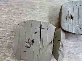 硬くなりつつある粘土のお世話 河野父娘さ…