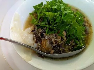 ハノイ旧市街でアツアツな”お餅”をハフハ…