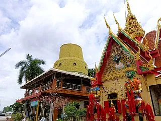 黄色の仏塔があるお寺：ワット・ケーウファ…