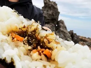山頂で食べる「おにぎり」は格別に美味しい…
