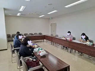 【教室の様子】「季節の飾り リースとガー…