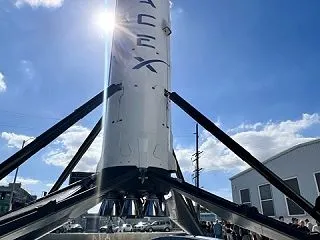 テスラロードスターがスペースXのファルコ…