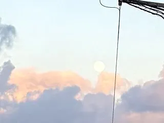 朝の満月