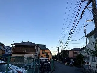 朝の月