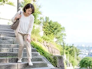 膝の痛みは放置しても大丈夫？歩ける程度の…
