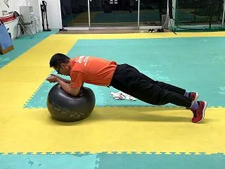 バランスボールで腹筋群の強化！