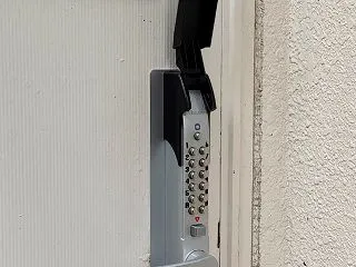 ノブ錠を機械式暗証番号錠のキーレックスに…