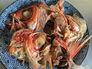 キンメダイの頭4匹分で５００円でも美味し…