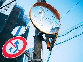 カーブミラーと追い越しのための右側部分は…