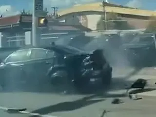 ソルトレークシティのディーラーで車同士の…