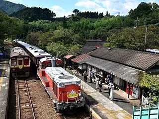 神戸駅舎とトロッコ