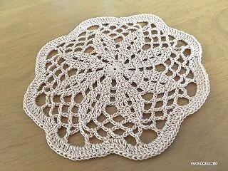 【かぎ針無料編み図】花びらのミニドイリー