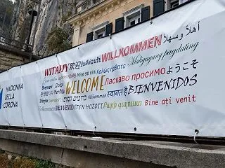すごい場所に建っていた建物に下世話な思い…