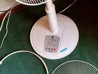 扇風機をしまおうとしたら(笑)枠が壊れて…