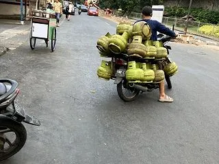 側道に入って生活道をJalan-jala…