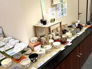店内のレイアウトを変えて、茶碗をたくさん…