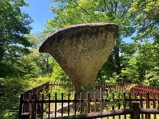 恵那峡の奇岩・傘岩と千畳敷岩