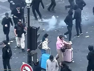 パリの暴動に紛れ込んでしまった観光客2人…