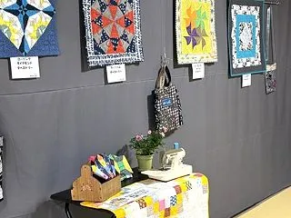 作品展の様子⑥ と 11月のミニキルト