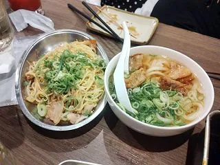 京橋の囲みで麺を食う愉快なおっさん