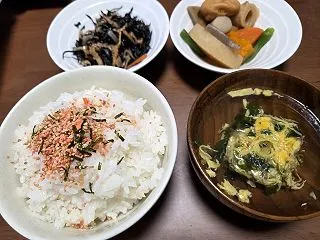 きょうの昼メシ ひじきの煮付け、野菜の煮…