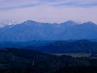 越後三山初冠雪