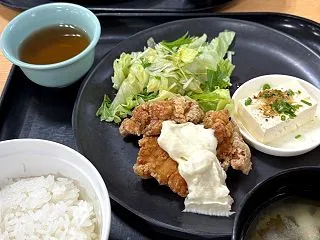 高校の学食でランチ