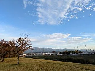 山に初冠雪