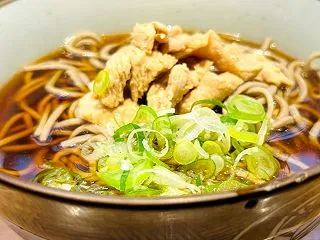 桜木町川村屋で名物とり肉そばのゲイの食卓