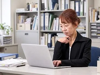 ケアマネの更新制は廃止へ｜定期研修32時…