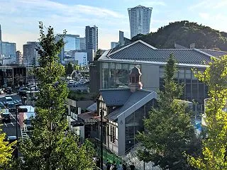 原宿駅の旧駅舎を再現した建物が姿を現した…