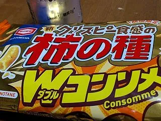 「柿の種 Wコンソメ」と「プリッツ ホタ…