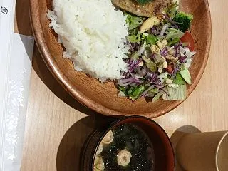 今日のランチは事務所近くで