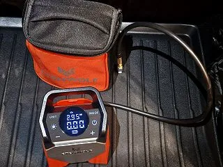 モデルYLの空気圧がTPMSで2.7ba…